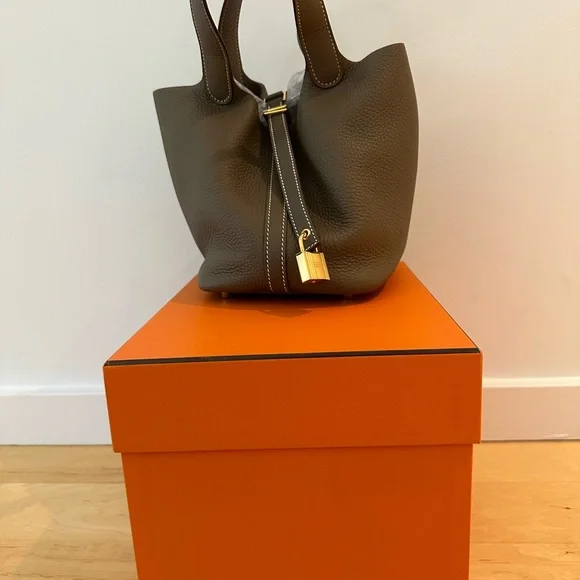 *NEW AND NEVER WORN* Picotin 2022 Lock 18 Clemence Taurillon Bag Etoupe - Picture 4 of 4